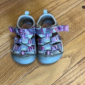 Keen sandals girl size 4